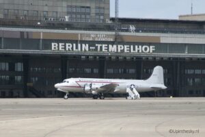 Tempelhof_DC_4_Troop_Carrier_US_AirForce_C-54