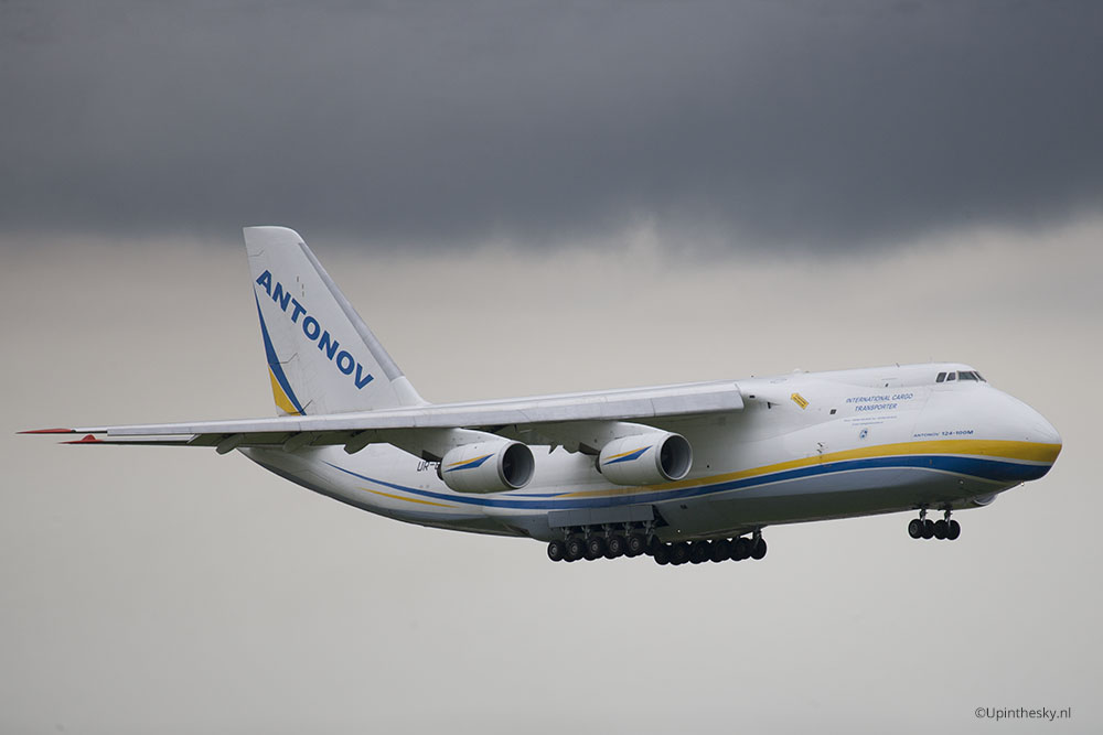 Antonov_An-124_Schiphol_2
