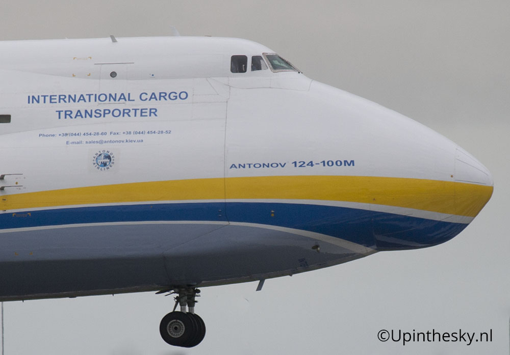 Antonov_An-124_Schiphol_5