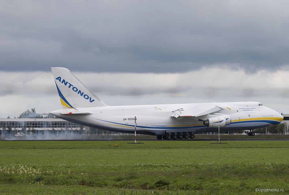 Antonov_An-124_Schiphol_6