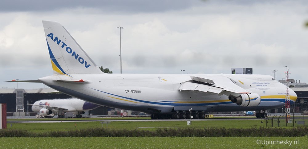 Antonov_An-124_Schiphol_7