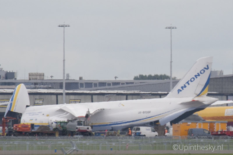 Antonov_An-124_Schiphol_8