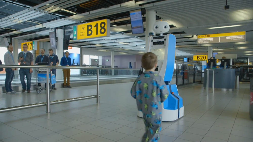 Video: KLM test gidsrobot op Schiphol