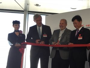 vlnr: China Eastern cabin crew, Nijhuis, Perry, Wu, ©Up in the Sky