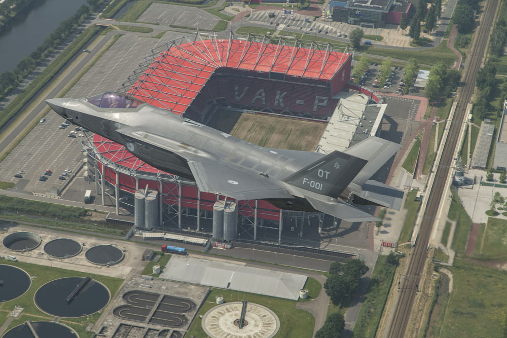 De F-35 boven het stadion van FC Twente (c) ministerie van defensie/Frank Crebas