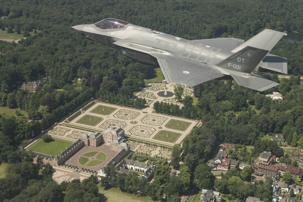De F-35 boven Paleis het Loo in Apeldoorn (c) ministerie van defensie/Frank Crebas