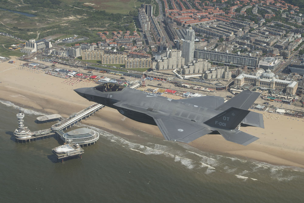 De F-35 boven Scheveningen (c) ministerie van defensie/Frank Crebas