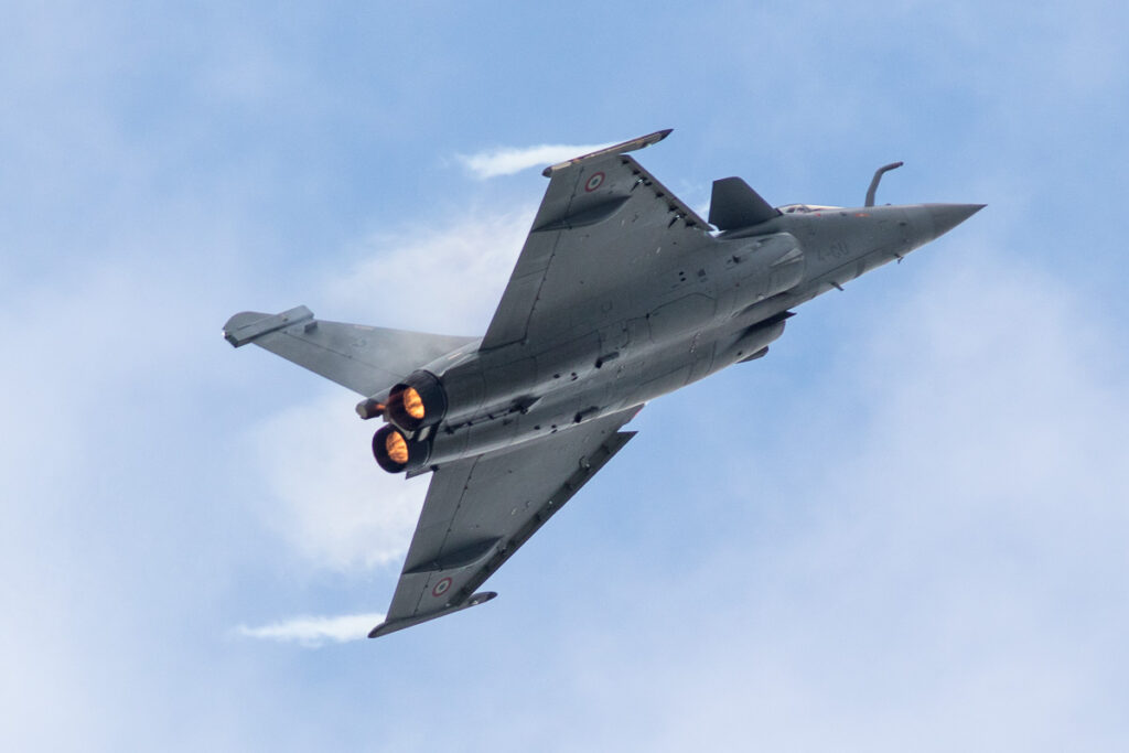 Rafale vertoont kunsten in Zwitserse bergen | Video