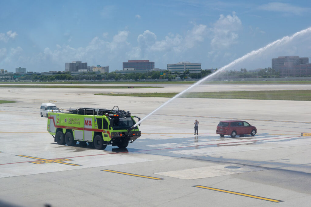 Piloot botst tijdens ‘zijn’ watersaluut tegen spuitwagen