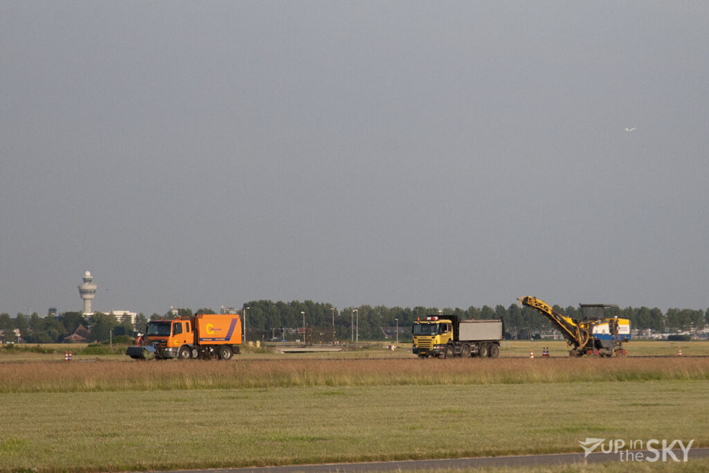 Schiphol rijdt duurzame mestkorrels uit rond runways