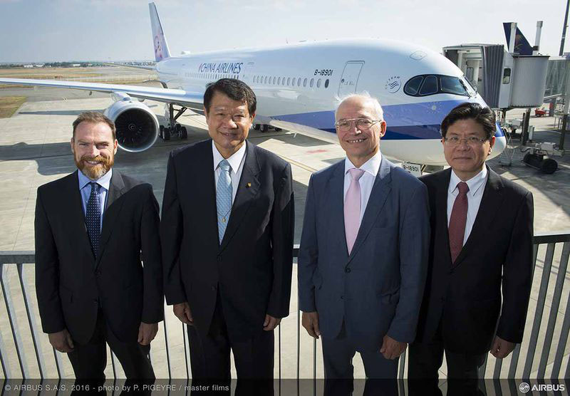 Hoogwaardigheidsbekleders van Airbus, China Airlines en Rolls Royce voor het toestel