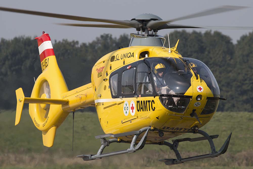 De Oostenrijkse traumaheli op Lelystad Airport. Foto: Remco de Wit