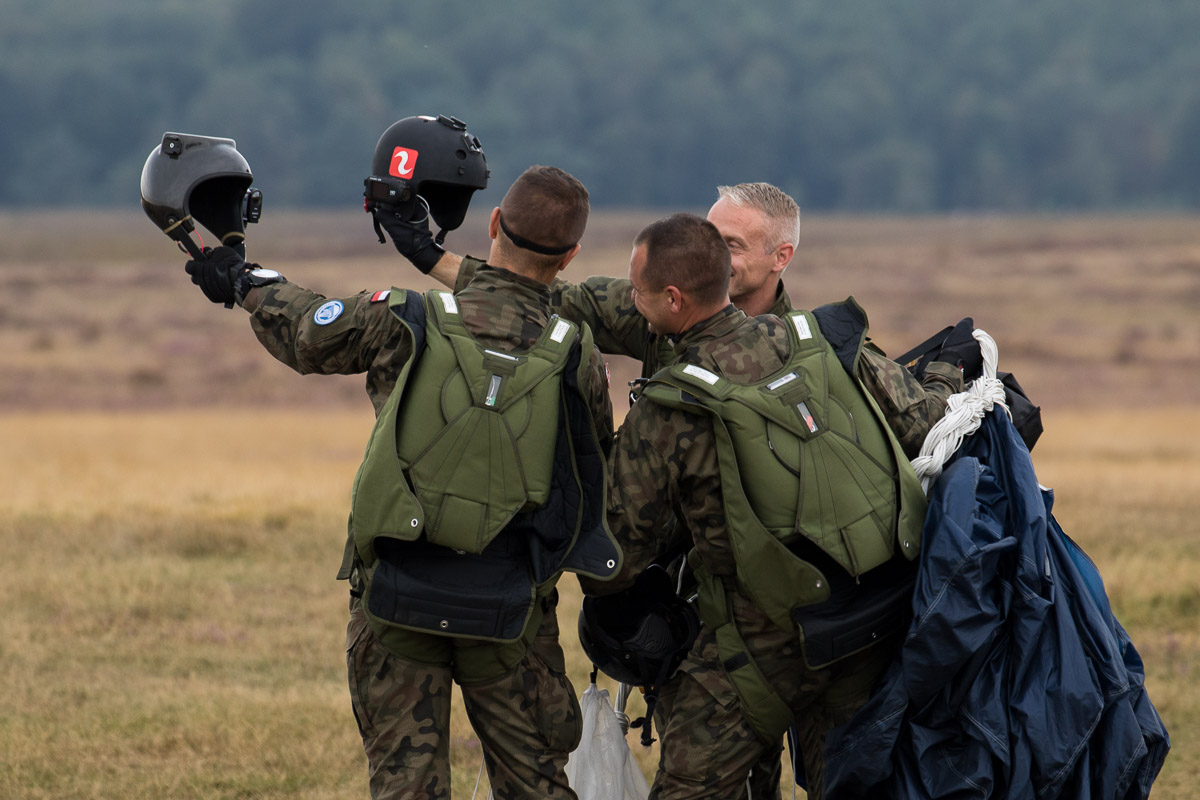 Parachutisten nemen een selfie met hun helmcamera © Leonard van den Broek