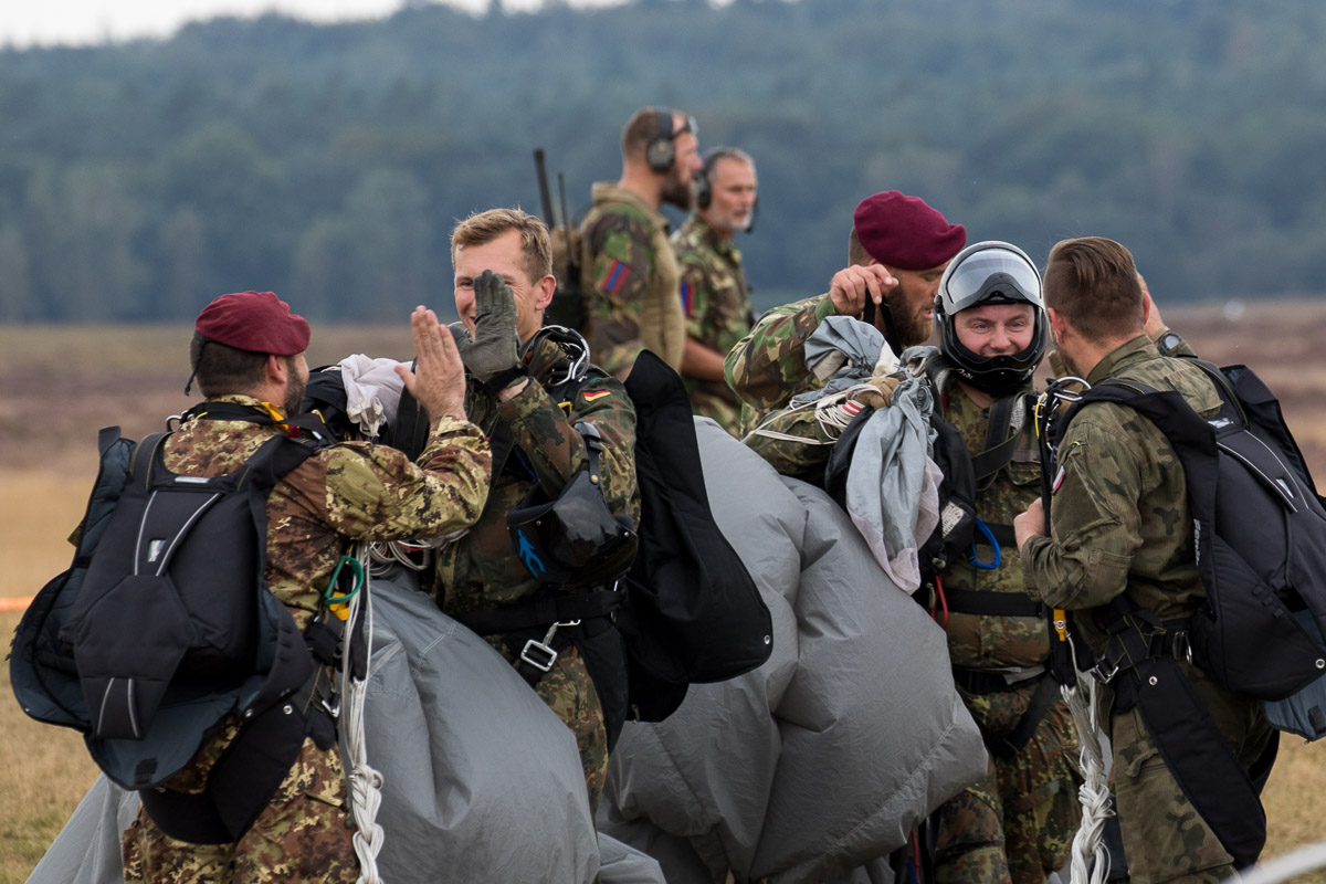 Tevreden para's na hun landing op de Ginkelse Heide © Leonard van den Broek