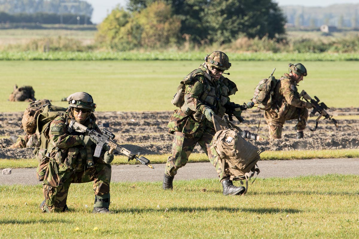 Nederlandse militairen veroveren het vliegveld © Leonard van den Broek