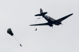C-47A Dakota/Skytrain dropt parachutisten boven de Ginkelse Heide © Leonard van den Broek