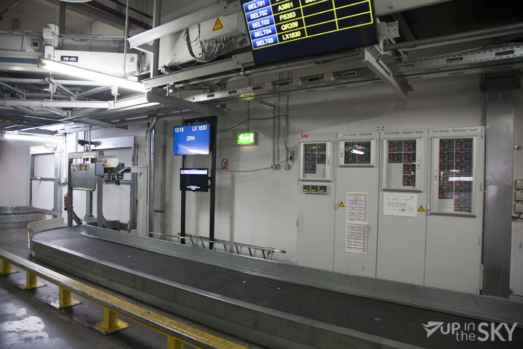 Peuter raakt gewond na spelen op bagageband | Video