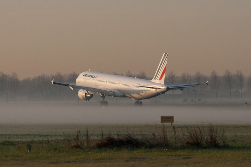 Video: Hoe een vliegtuig met nauwelijks zicht weet te landen