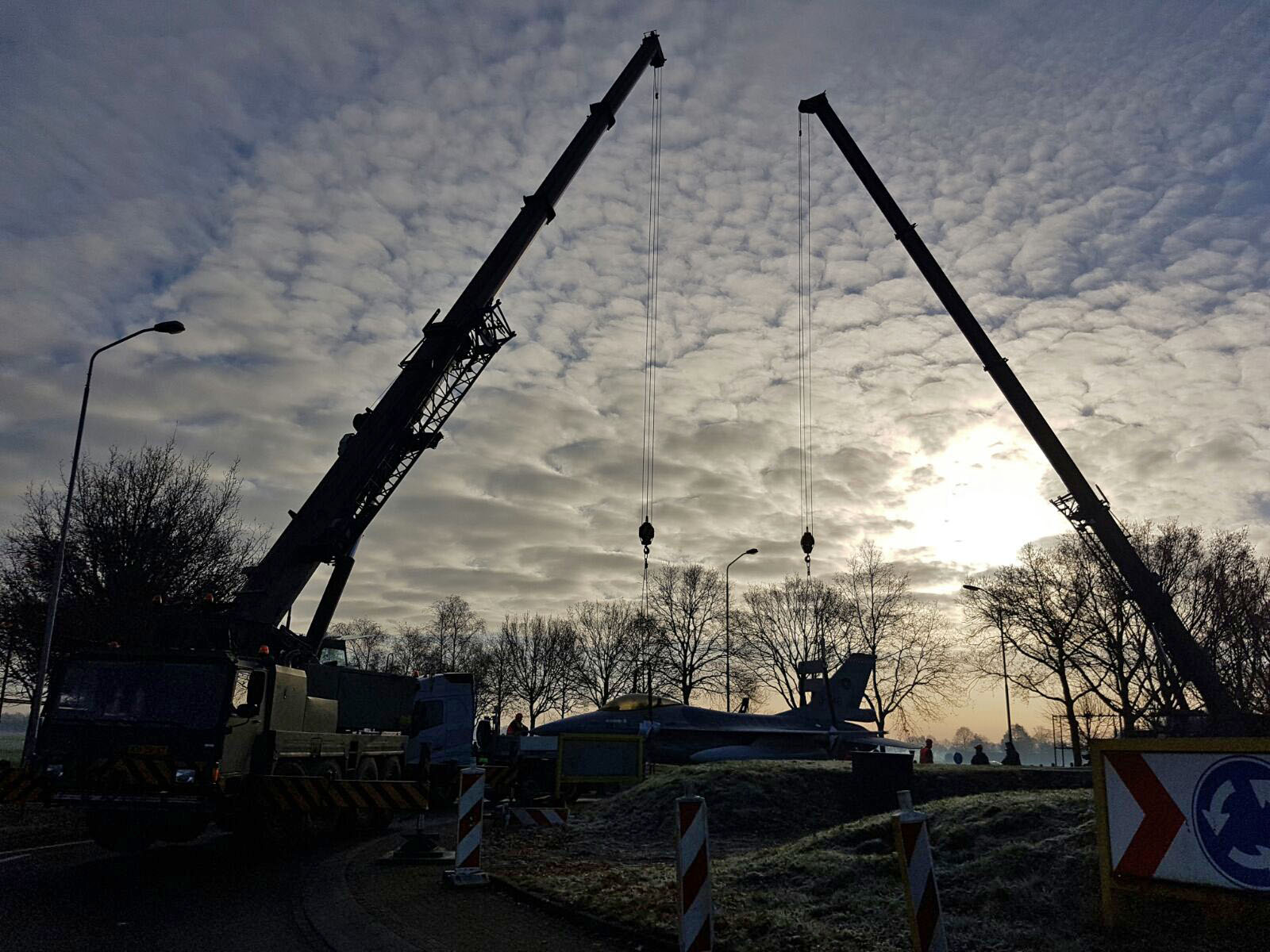 De J-246 op de dieplader, klaar om op de sokkel te worden gezet @ Robert Arts