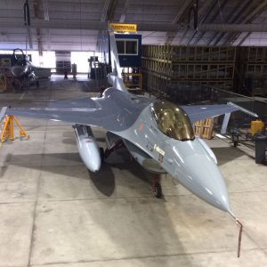 F-16A J-246 in de hangar, nog 'op eigen benen' © Robert Verbruggen 