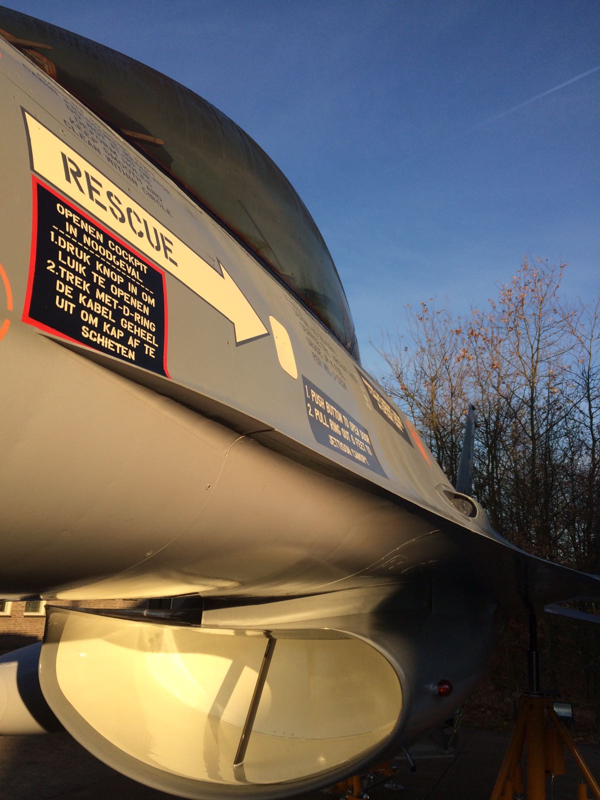 De luchtinlaat van F-16A J-246 is afgedicht © Robert Verbruggen