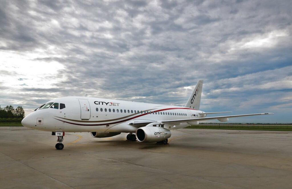 Video: Noren duwen vliegtuig handmatig van zijn plaats | Avondklokje
