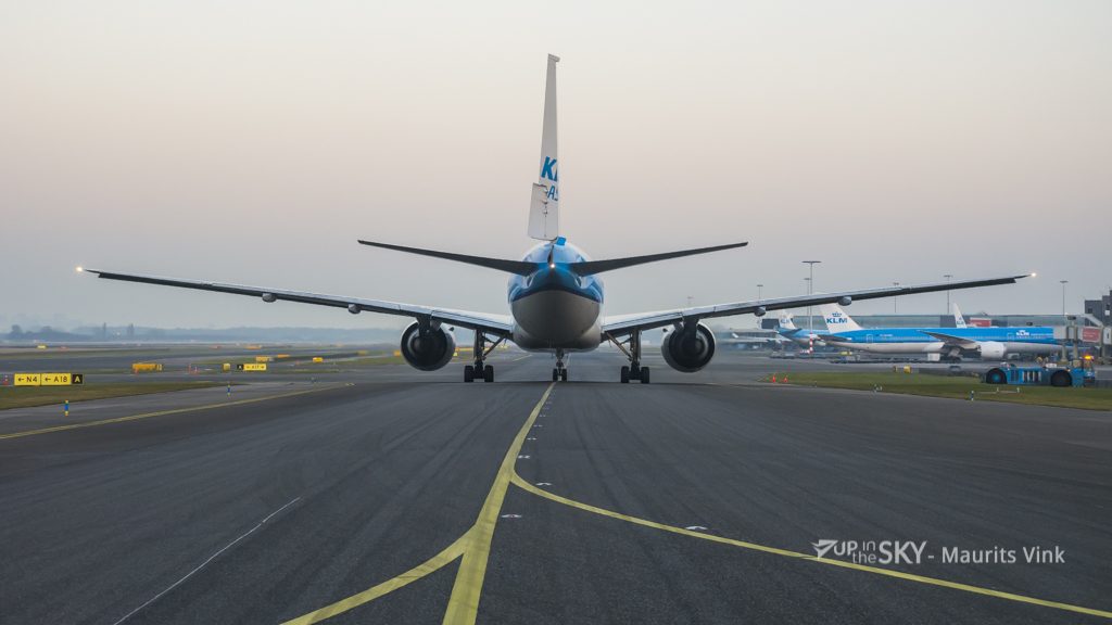 Automobilist belandt door ‘verkeerde afslag’ op taxibaan met KLM 777