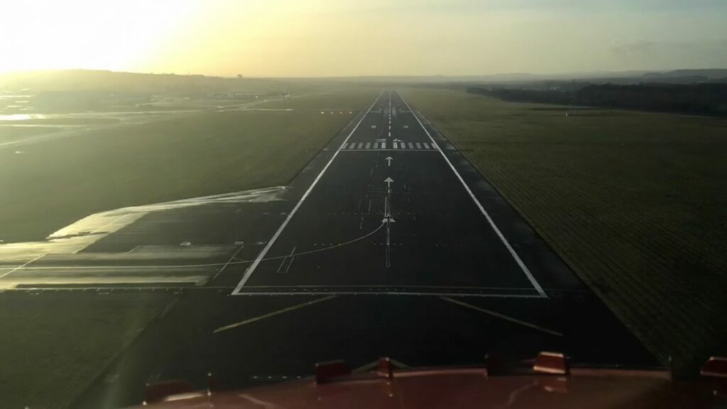 Timelapse: Cockpit landing Edinburgh Airport | Video