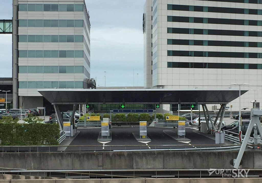 Schiphol ontmoedigt lang parkeren P1