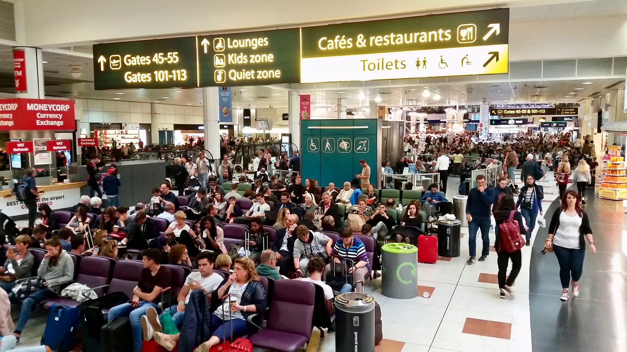 Londen Gatwick gaat old school met whiteboard | Foto’s