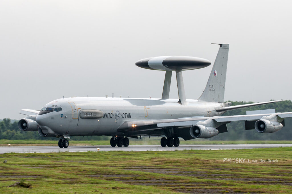 Een Boeing E-3A Sentry 'AWACS' van de NATO Airborne Early Warning & Control Force (AEW&CF), gestationeerd op de vliegbasis Geilenkirchen.