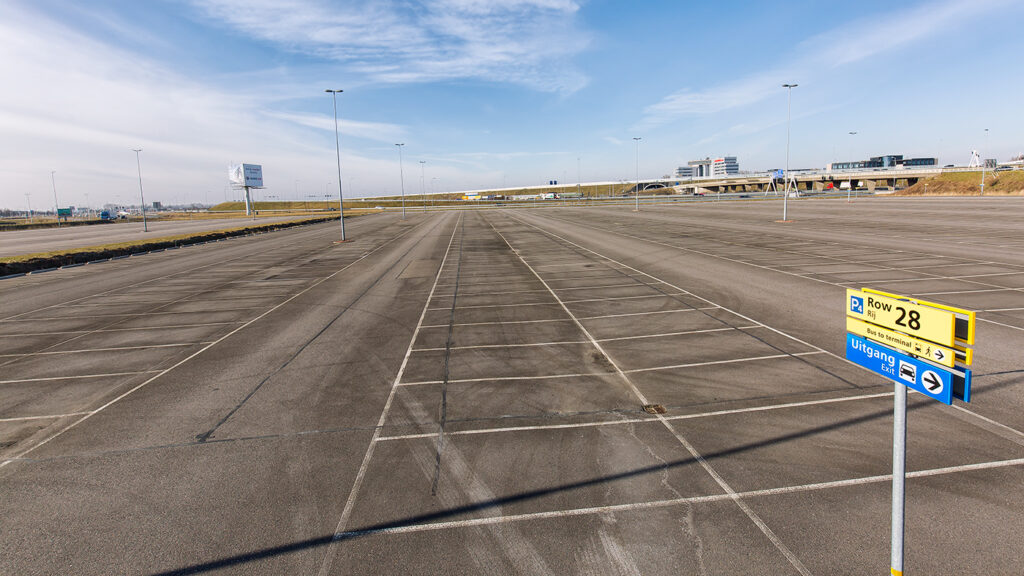 Schiphol sluit parkeerterreinen