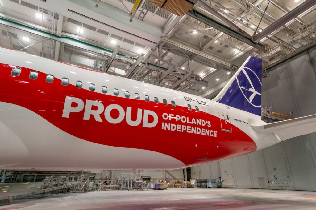 LOT schildert onafhankelijkheidskleuren | Foto’s ©LOT Polish Airlines