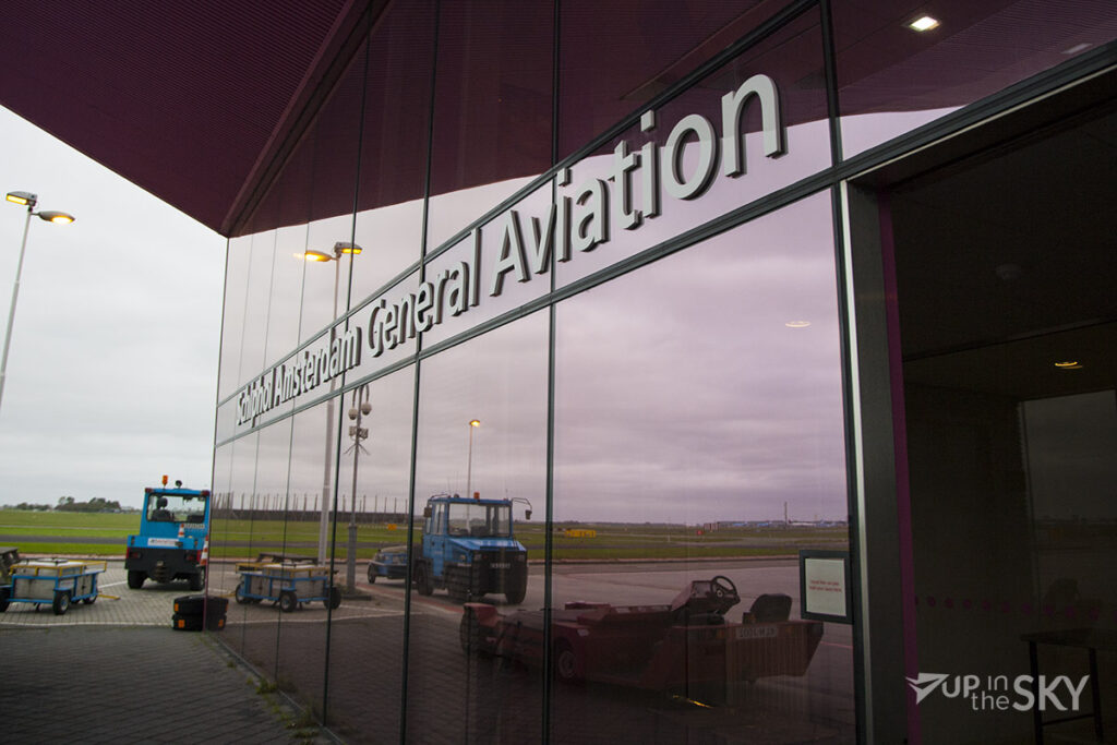 In 50 stappen van je auto naar je vliegtuig op Schiphol