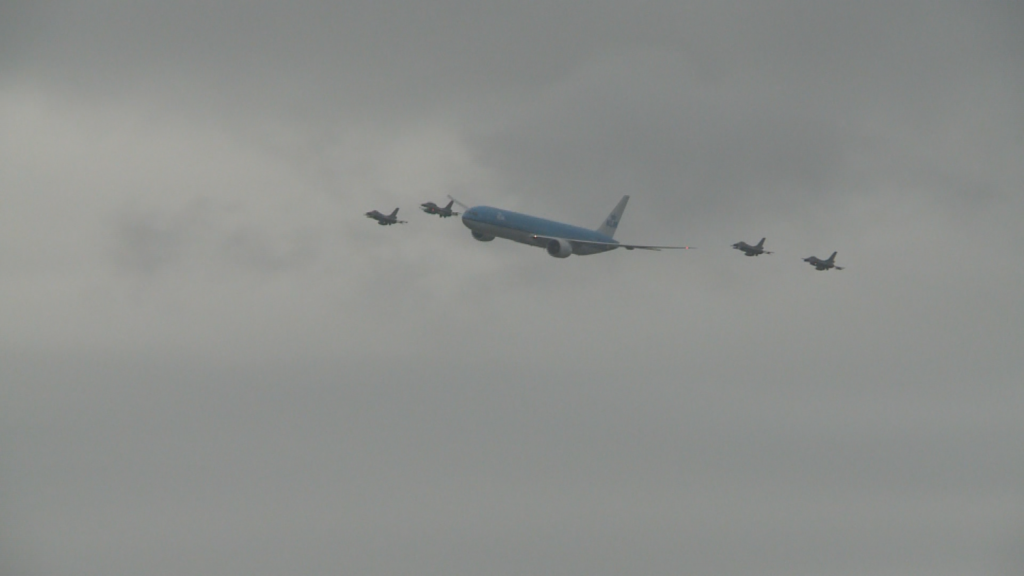 Fly-by voor 100-jarig jubileum luchtvaart in Nederland | Video