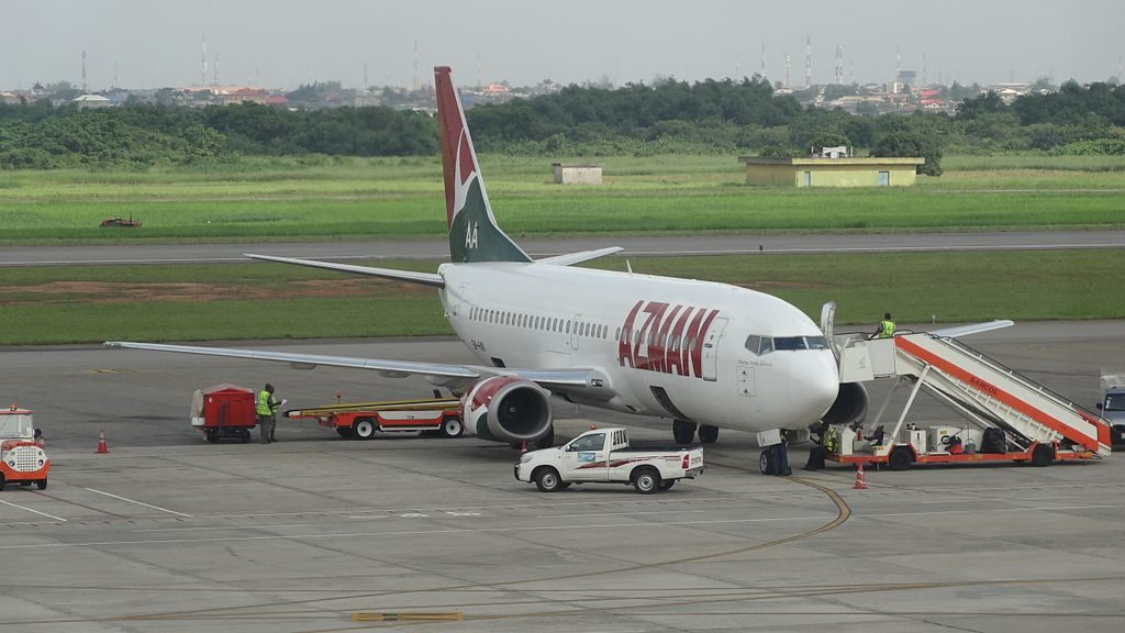Man beklimt 737-vliegtuigmotor vlak voor take-off – video