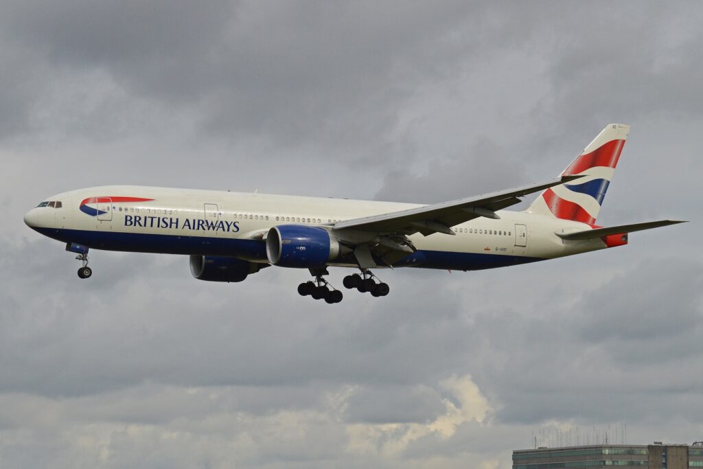 Britse 777 wijkt uit door rokende telefoon