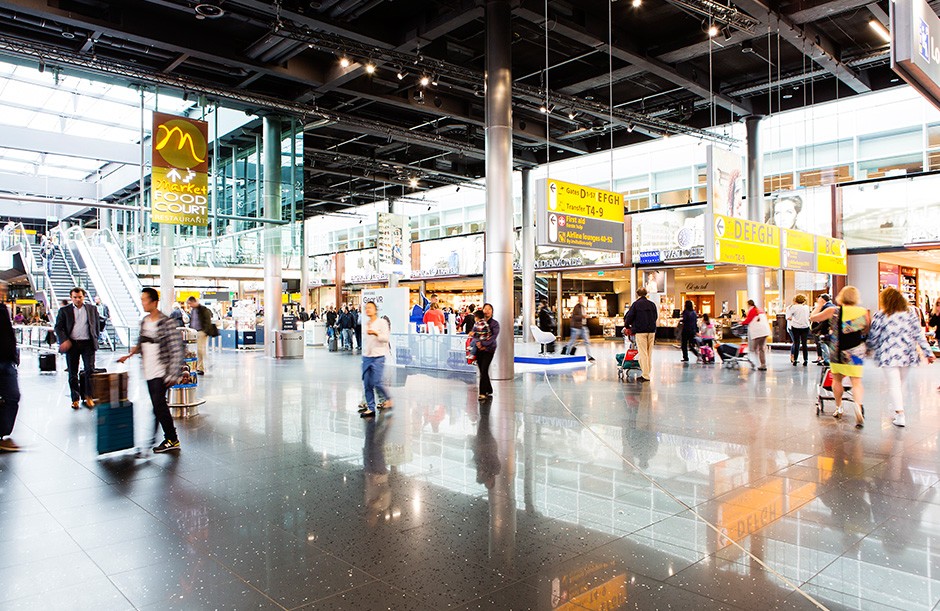 Waarom eten en drinken op het vliegveld zo duur is