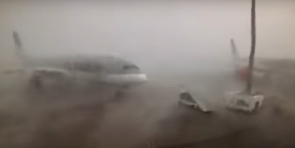 Wind blaast Boeing 787 tegen Airbus A350 aan | Video