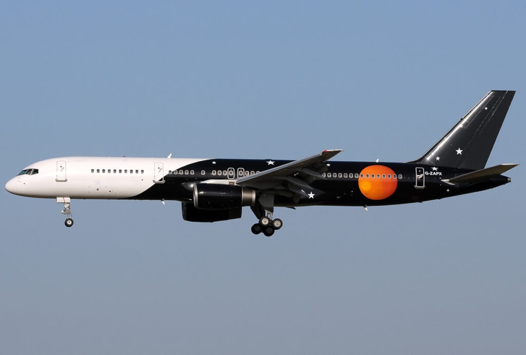 Titan Airways 757 geland op Sint Helena | Foto