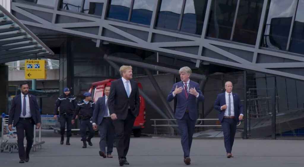 Video: Koning bezoekt Schiphol in coronatijd