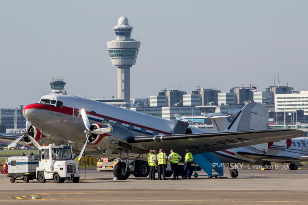 Dutch Dakota keert terug naar Schiphol