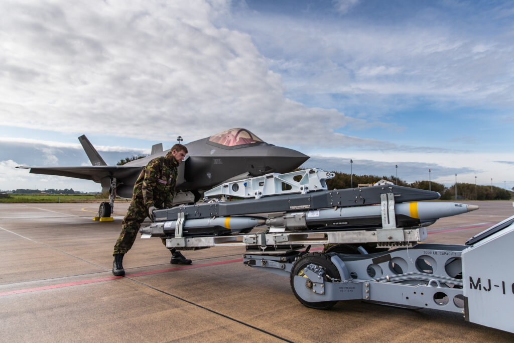 Mag luchtmacht Vlieland blijven bombarderen?