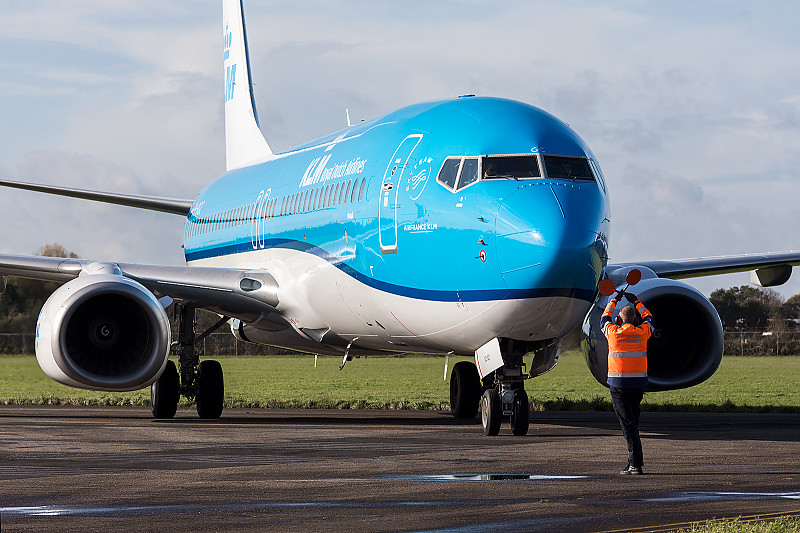 Wat gebeurt er na de landing van een KLM-toestel op Eelde? | Video
