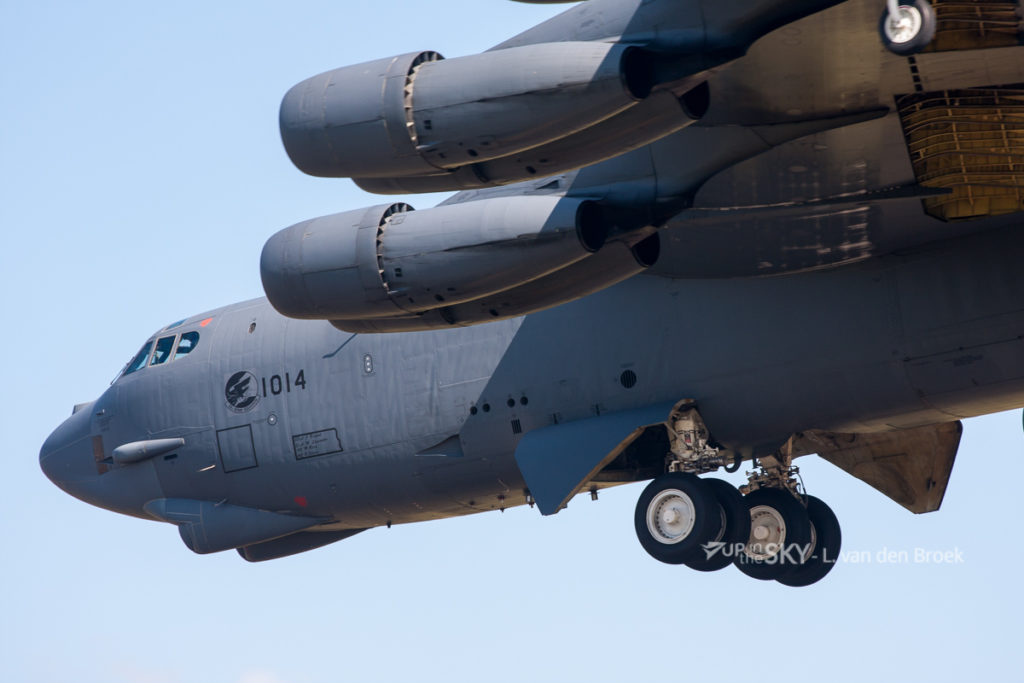 B-52 vernielt baanverlichting tijdens vliegshow | Video