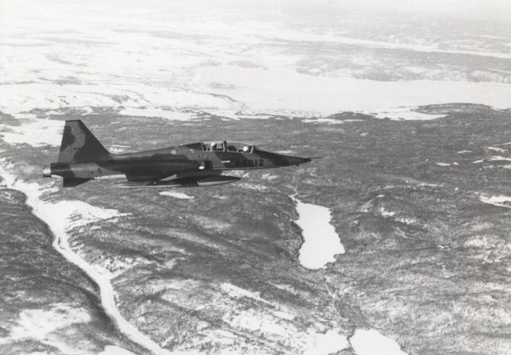 Hoe de luchtmacht 105 straaljagers van Canada naar Nederland vloog