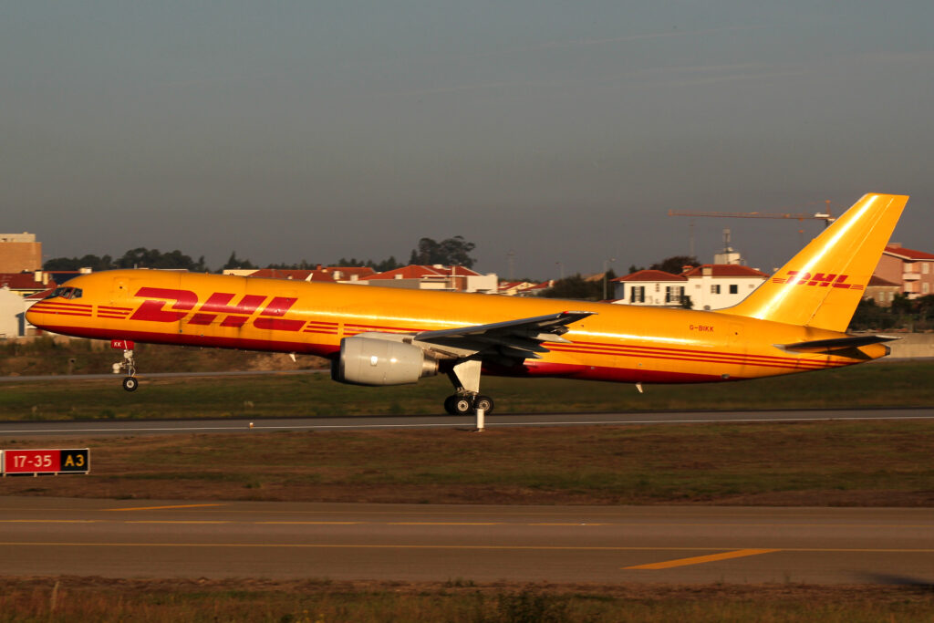 Opmerkelijk: DHL 757 vliegt met geopende vrachtdeur | Foto’s