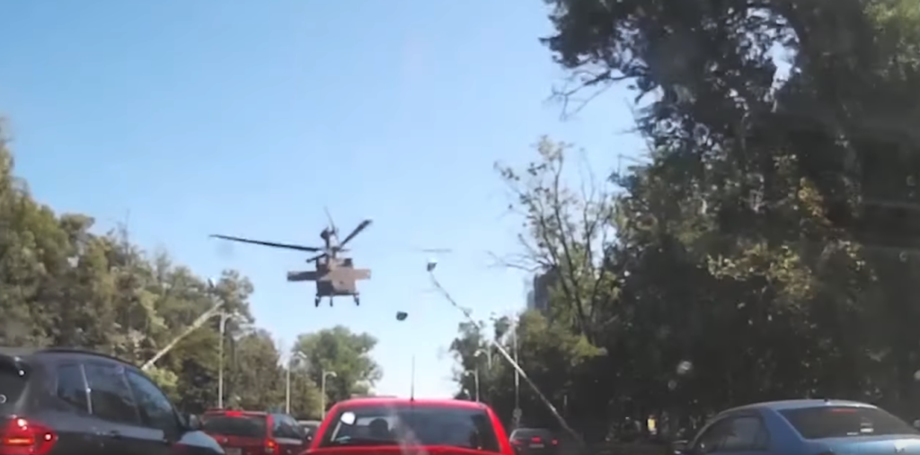 Blackhawk maakt noodlanding midden op drukke weg | Video