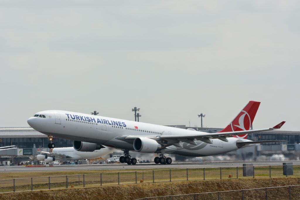 Start Turkish Airlines A330 vanaf taxibaan onderbroken