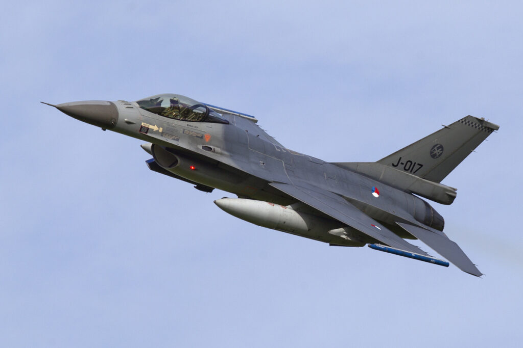 ‘Oekraïne mag Rusland aanvallen met Nederlandse F-16’s’